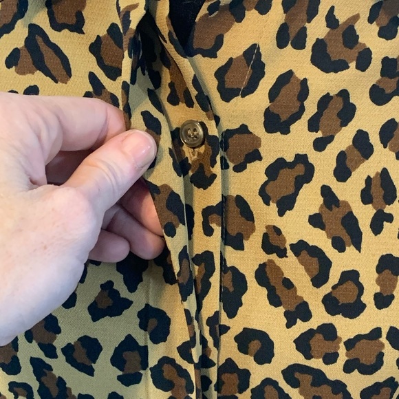 💥2 for $20💥Lizsport Petite leopard blouse🔥 - Picture 4 of 9